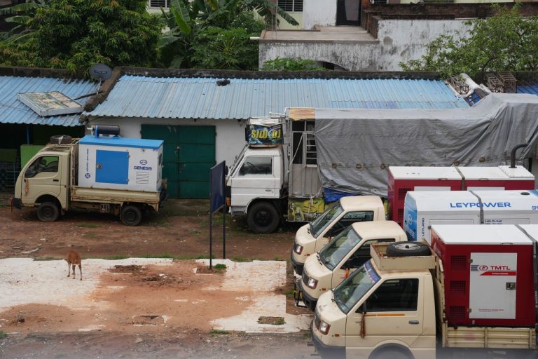gambar genset sedang diangkut mobil