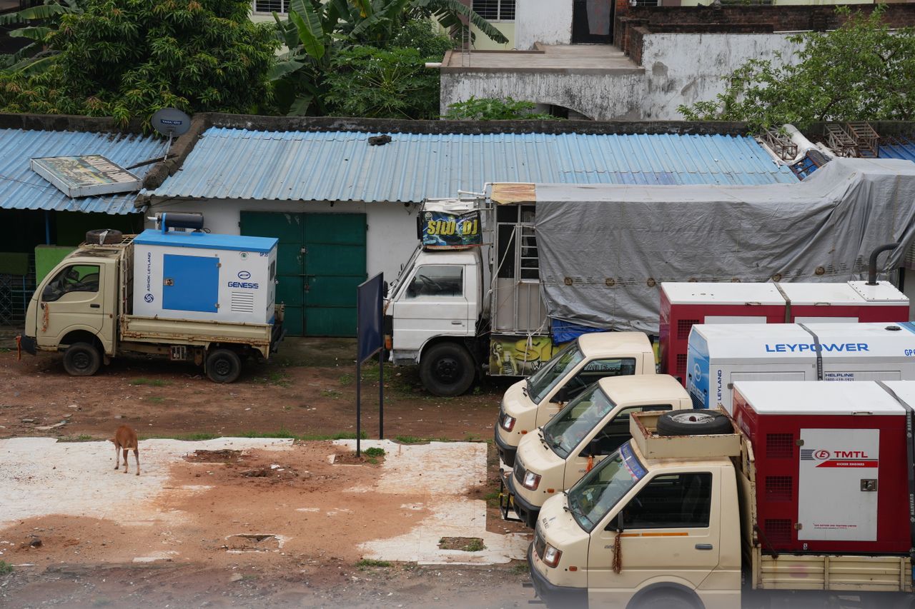 gambar genset sedang diangkut mobil